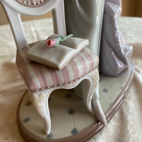 RETIRED 2004 ‘A LADY OF TASTE LLADRO’ PORCELAIN FIGURINE Item# 01001495 - Picture 3 of 14